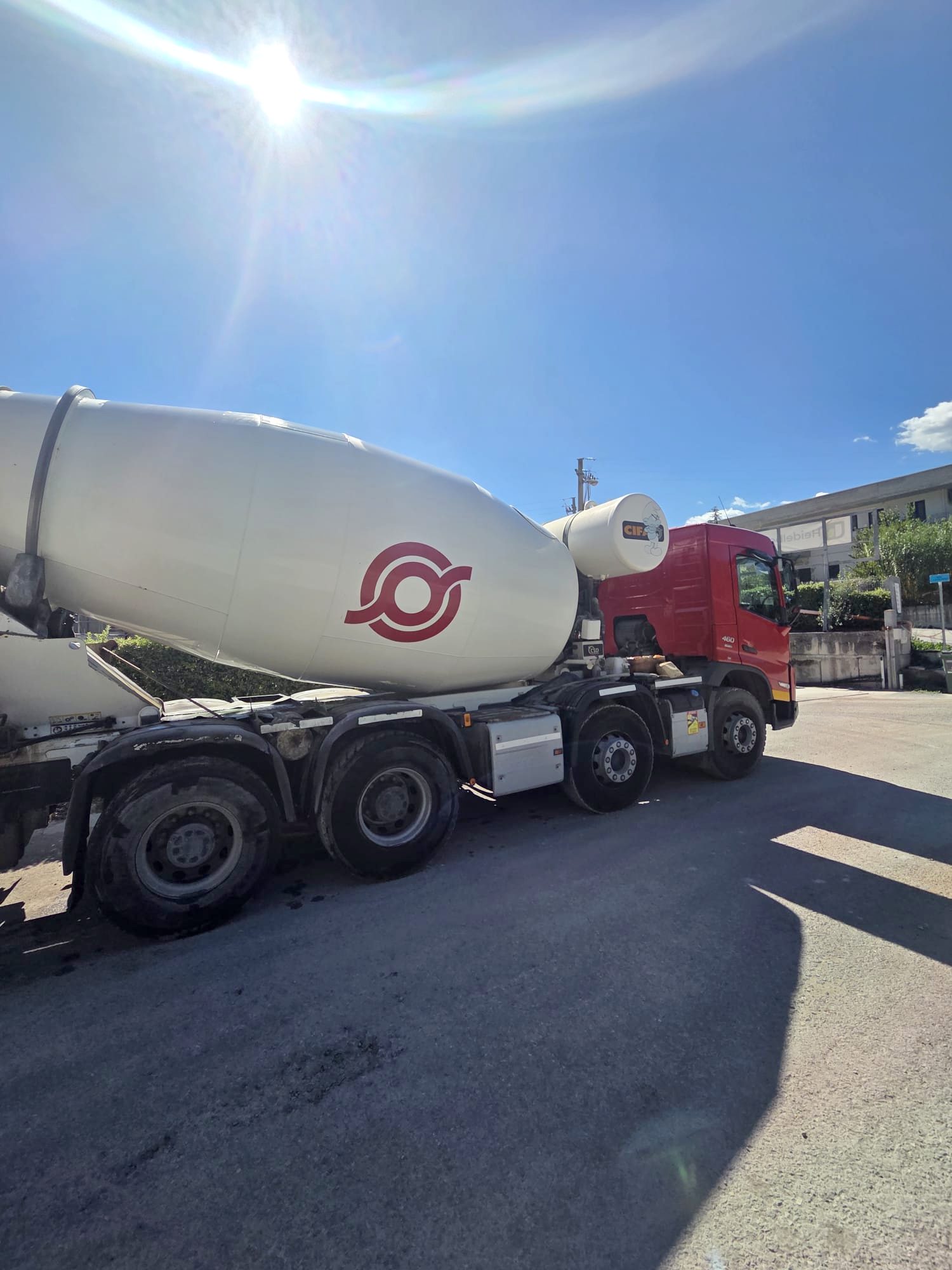 Autobetoniera Bitum Service con logo aziendale
