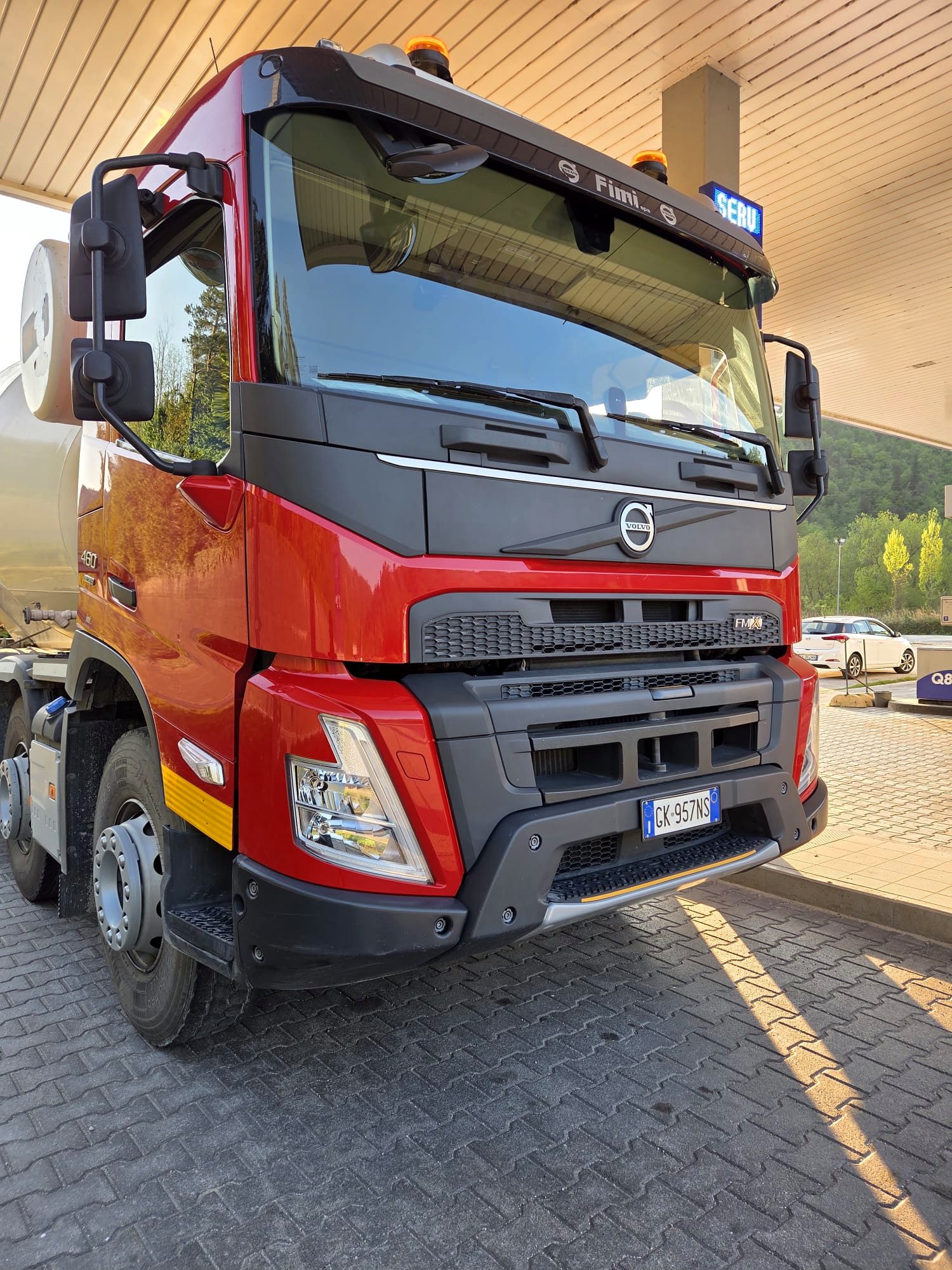 Autocarro Volvo sotto la tettoia del deposito Bitum Service