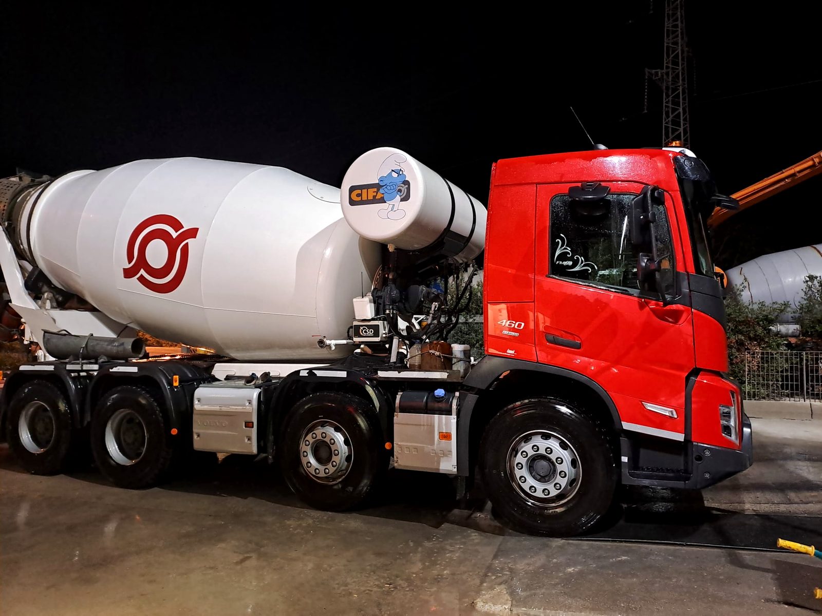 Autobetoniera Volvo Bitum Service con logo aziendale