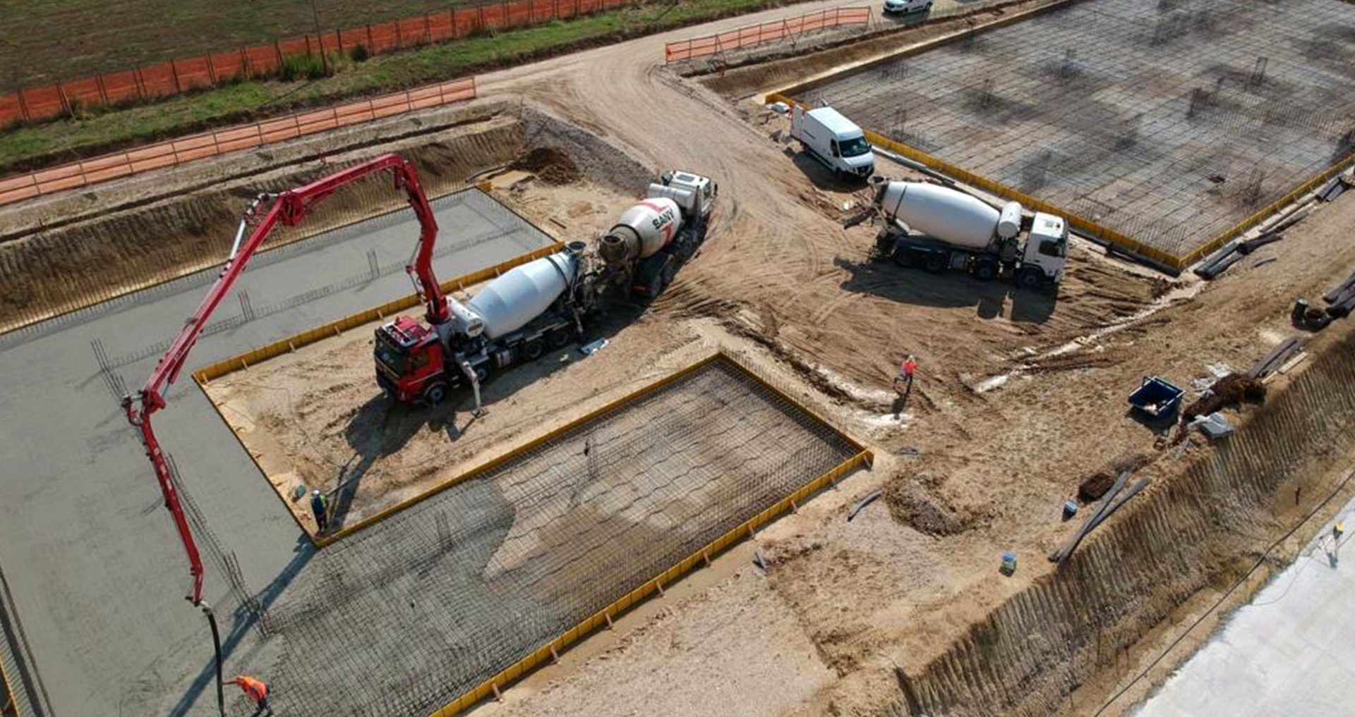 Getto di calcestruzzo per fondazioni in cantiere