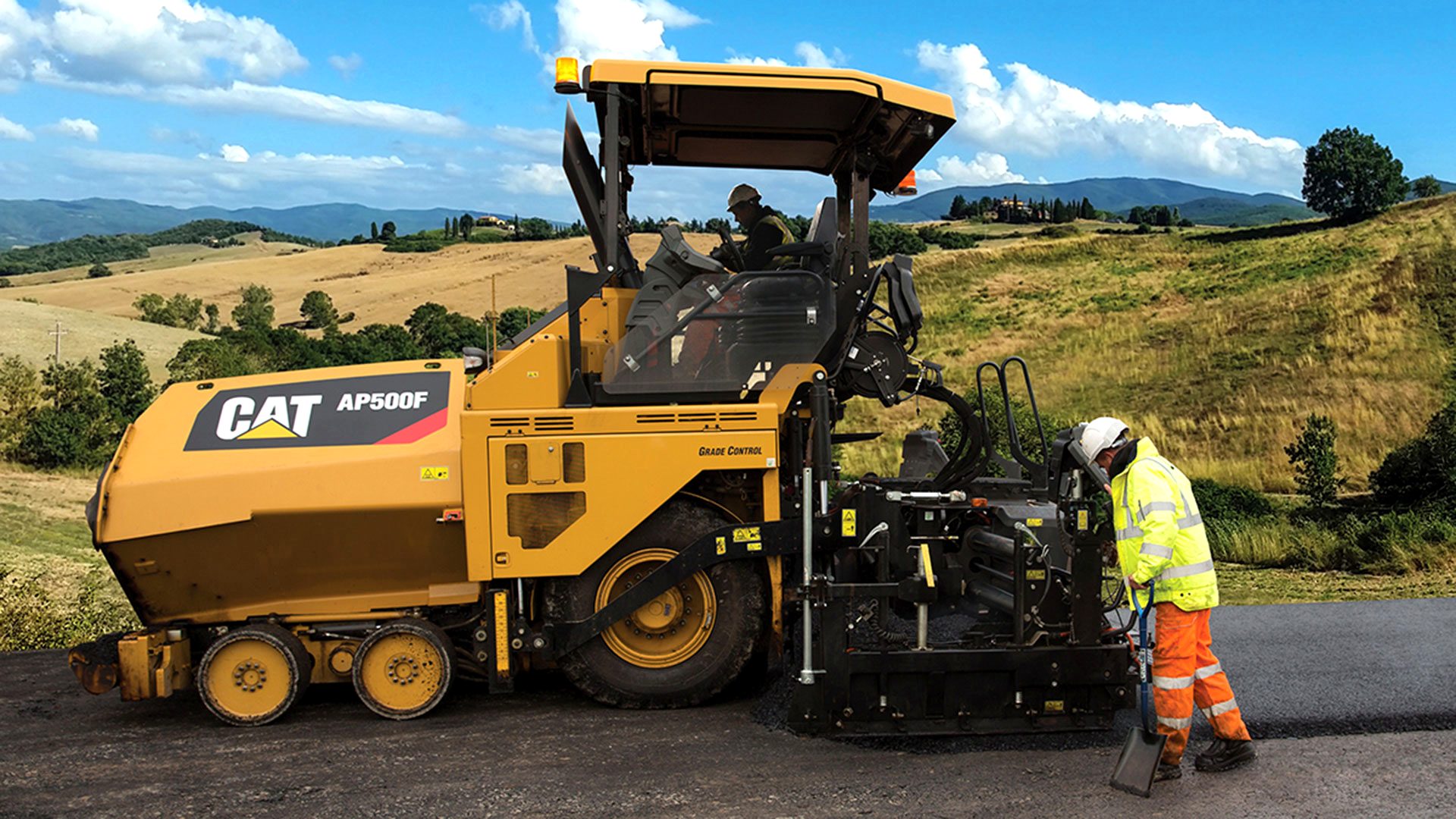 Posa di conglomerato bituminoso con vibrofinitrice